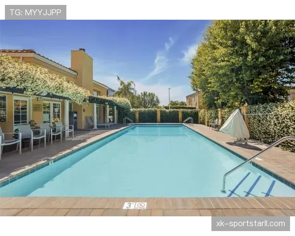 戴维斯家里那泳池比我老板办公室还大，我服了，怎么活啊？